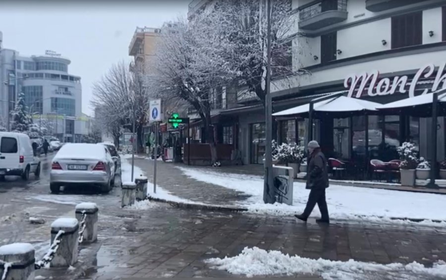 VIDEO/ Vazhdon dëbora në qarkun e Korçës, borëpastrueset në veprim