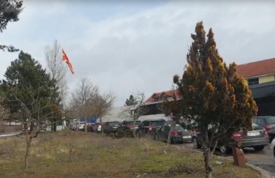 VIDEO/ Radhë të gjata në pikat kufitare me Maqedoninë e Veriut, bie sistemi në vendin fqinj