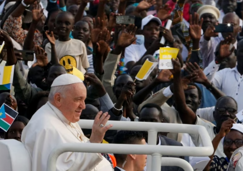 Sudani Jugor: Papa bën thirrje që njerëzit të refuzojnë ‘helmin e urrejtjes’