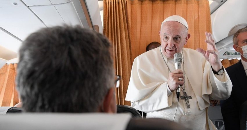 Papa me gazetarët në aeroplan: Jam i hapur për një takim me Zelenskyn dhe Putin