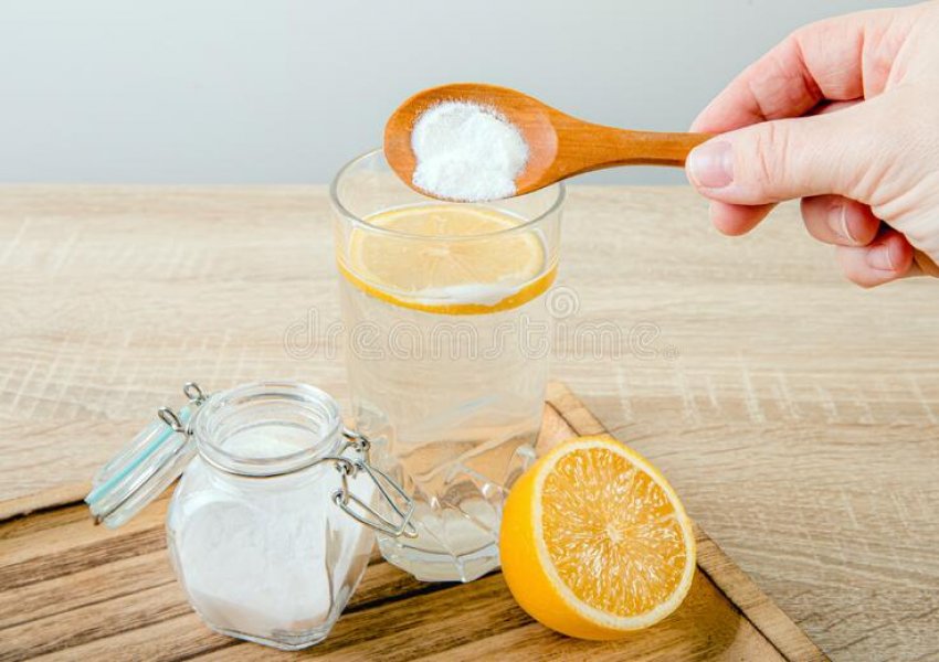 Ujë me limon dhe sodë buke për dobësim? Flasin dietologët për ‘pijen’ e famshme