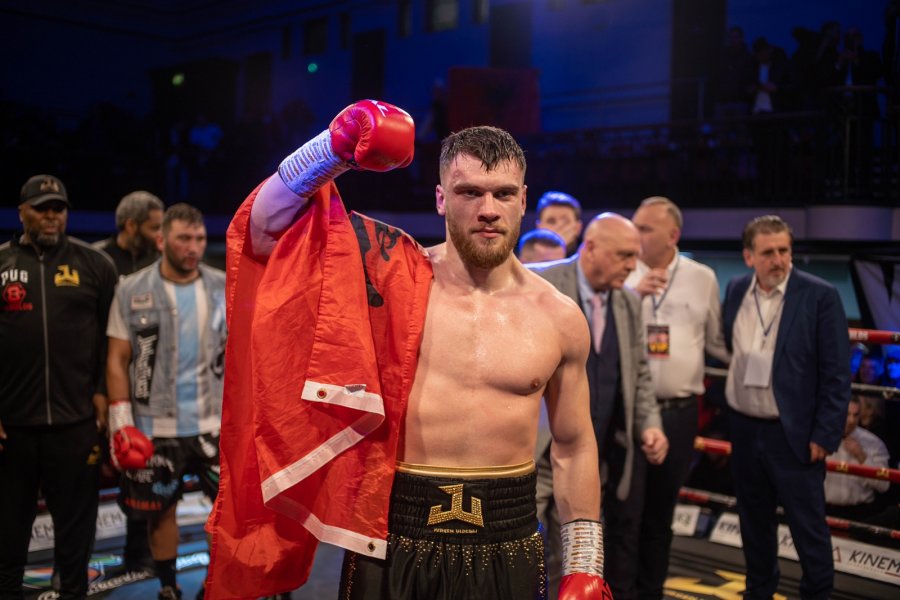 Dueli në Londër/ Triumfon Jurgen Uldedaj, boksieri shqiptar fiton me knock out teknik ndaj argjentinasit