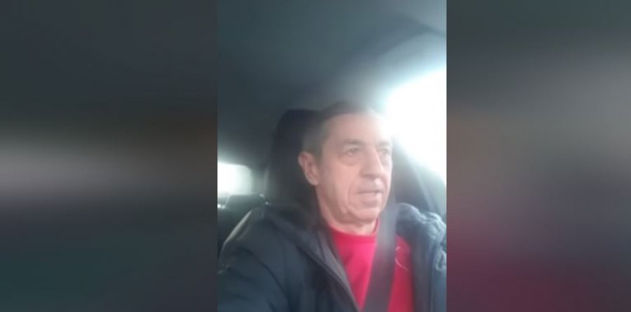 VIDEO/Trajneri i Kosovës dëgjon këngë për Adem Jasharin derisa vozit veturën