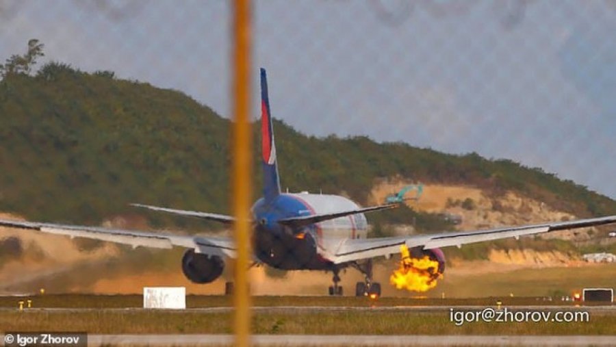 VIDEO/ Momente paniku në aeroplanin rus me 309 pasagjerë, motori përfshihet nga zjarri
