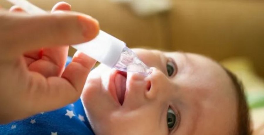 Provoni këto mënyra natyrale dhe të sigurta për të liruar hundët e bllokuara të fëmijës