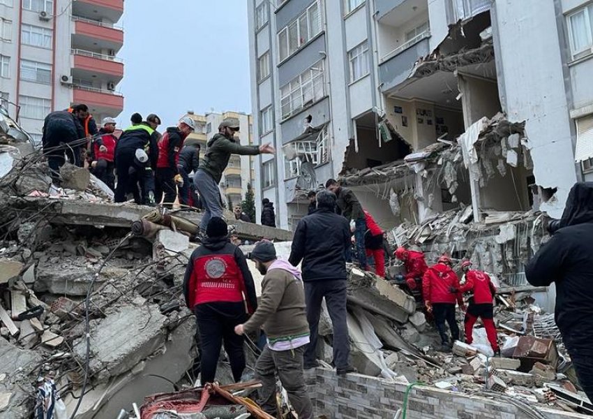Tërmet i fuqishëm 7,8 ballë godet Turqinë pranë kufirit sirian, qindra të vdekur, mbi 400 të plagosur