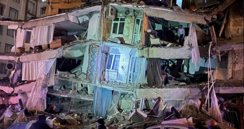 Dhjetëra të vdekur nga tërmeti i fuqishëm në Turqi, Erdogan: Shpresojmë ta tejkalojmë këtë fatkeqësi