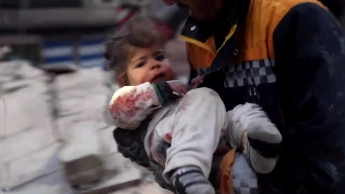 Tërmeti 7.8 në Turqi/ Shpëtimi dramatik i një fëmijë të plagosur në Siri