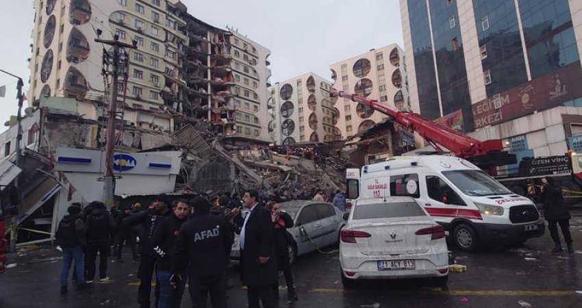 Mbi 1500 të vdekur nga tërmeti i fuqishëm që tronditi Turqinë dhe Sirinë