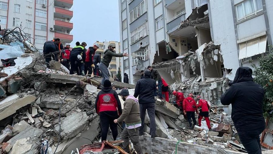 Tërmet i fuqishëm 7,8 ballë godet Turqinë pranë kufirit sirian, qindra të vdekur, mijëra të plagosur