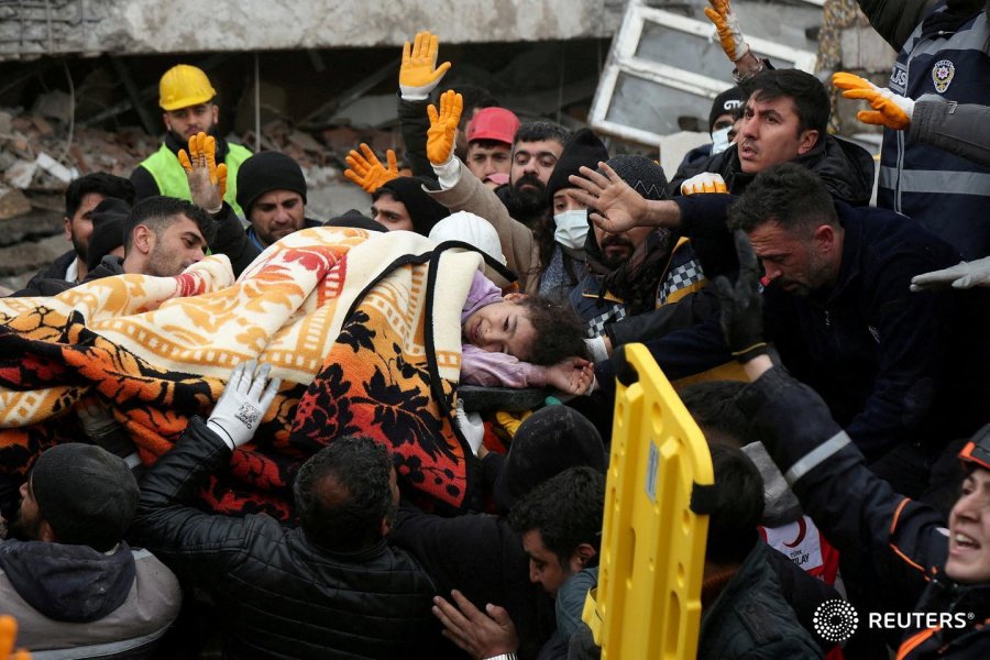 FOTO/ Në kërkim të të mbijetuarve nga tërmeti në Turqi dhe Siri - Mbi 1300 të vdekur