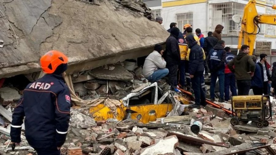 Udhëheqësit botërorë shprehin ngushëllimet dhe ofrojnë ndihmë pas tërmetit vdekjeprurës në Turqi