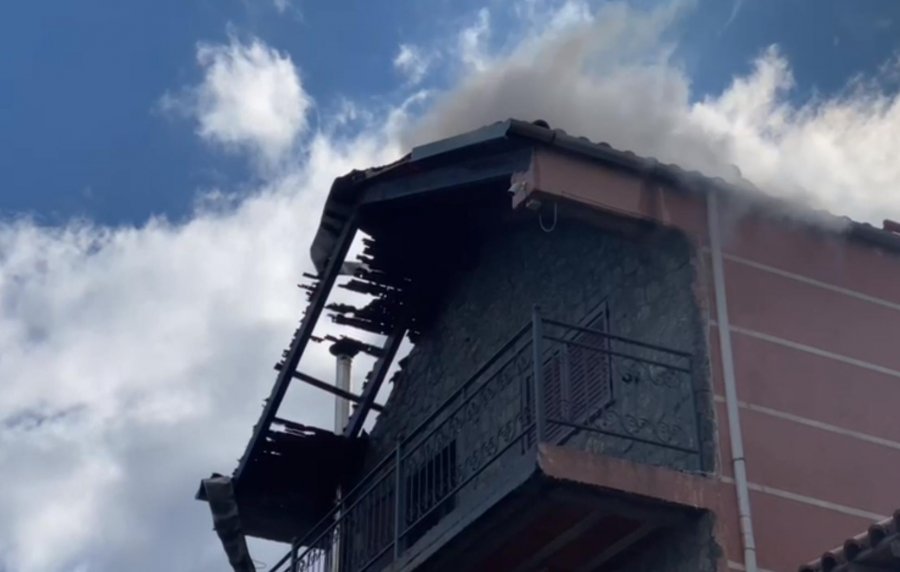 VIDEO/ Zjarri rrezikon disa shtëpi në Lin të Pogradecit, shuhet me shpejtësi banesa 3-katëshe
