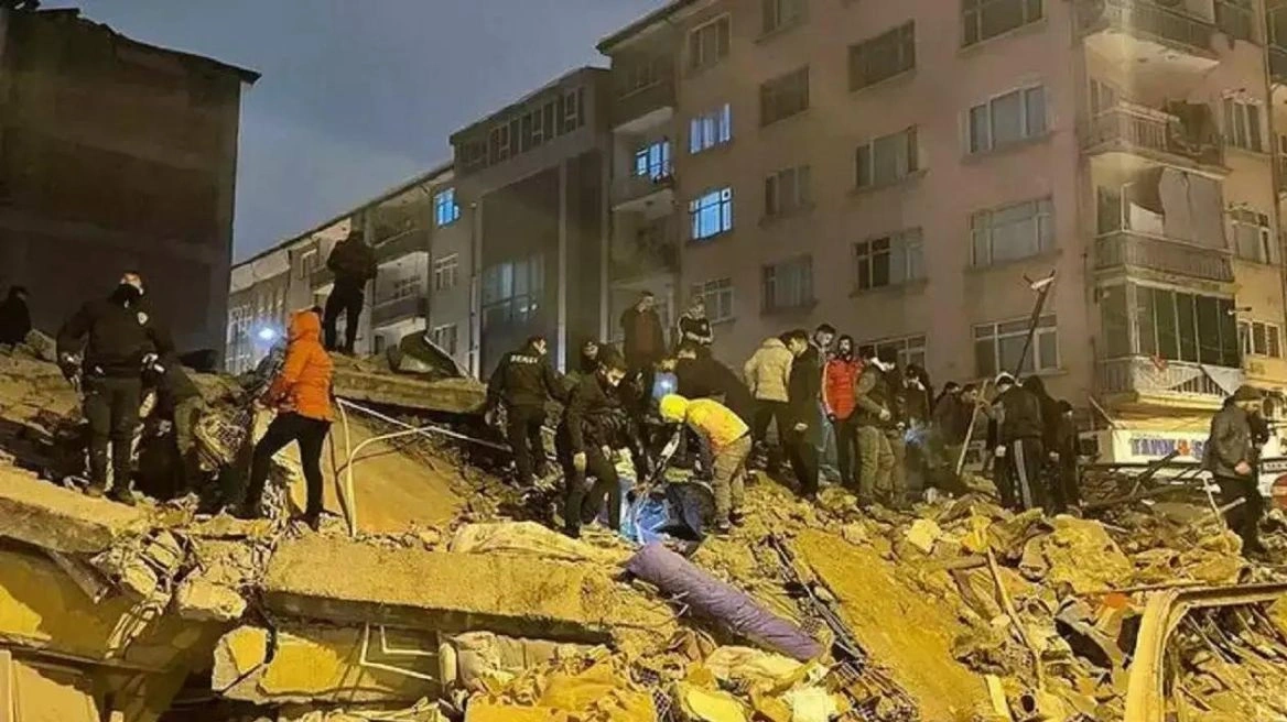 Tërmet në Turqi/ Gruaja e bllokuar xhiron video nën rrënoja