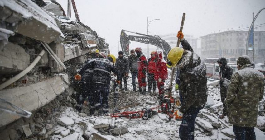 Edhe pas 200 orësh shpëtohen katër persona nga rrënojat në Turqi