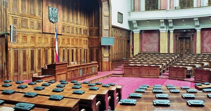 U incizua duke shikuar pornografi gjatë debatit për Kosovën, deputeti serb jep dorëheqje