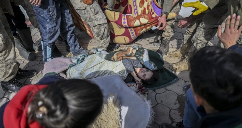 Mrekulli: Nëna bashkë me dy vajzat nxirret e gjallë nga rrënojat 33 orë pas tërmetit në Turqi