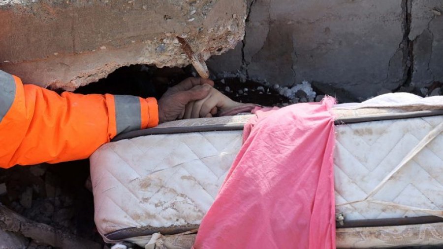 FOTO tronditëse/ Babai i mban dorën e vajzës së tij 15-vjeçe, e vdekur nga tërmeti në Turqi