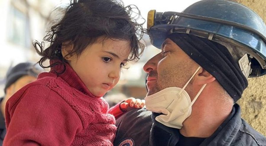 35 orë nën rrënoja, momenti kur nxirret e gjallë Sidra 5-vjeçare