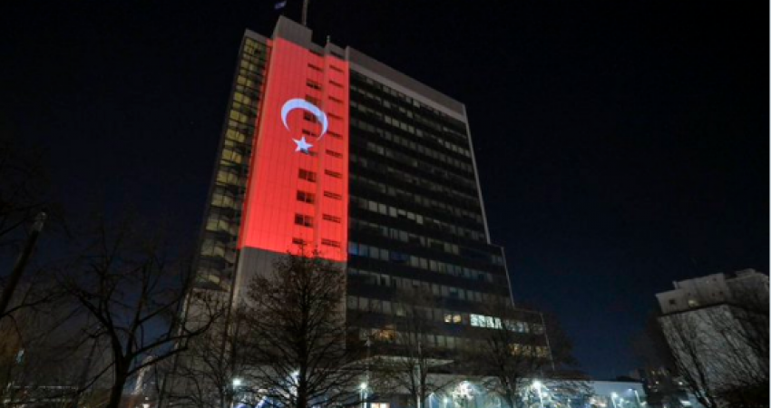 Objekti i Qeverisë ndriçohet me ngjyrat e flamurit të Turqisë pas tërmetit shkatërrues