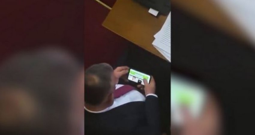 Është miratuar dorëheqja e deputetit që ka parë videon porno në Kuvend