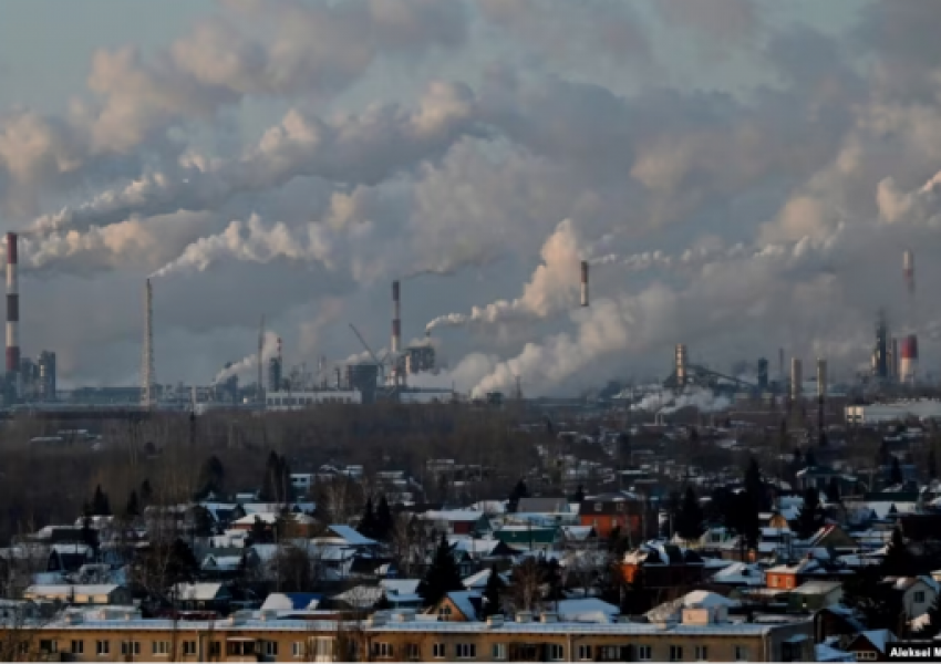 Zjarr në një rafineri të naftës ruse afër kufirit me Ukrainën