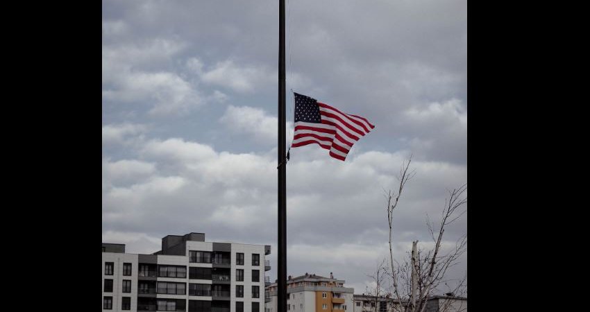 Ambasada e ShBA-së ul flamurin në gjysmështizë për viktimat në Turqi dhe Siri