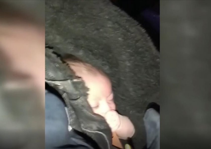 VIDEO/ Foshnja 2 muajshe shpëtohet mrekullisht, po thithte dorën e tij kur u nxor nga rrënojat