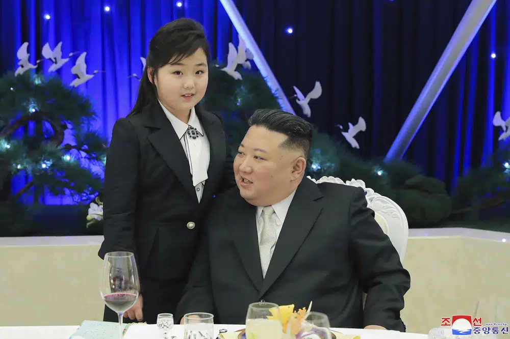 Lideri i Koresë së Veriut, Kim, merr me vete vajzën për të vizituar trupat - FOTO