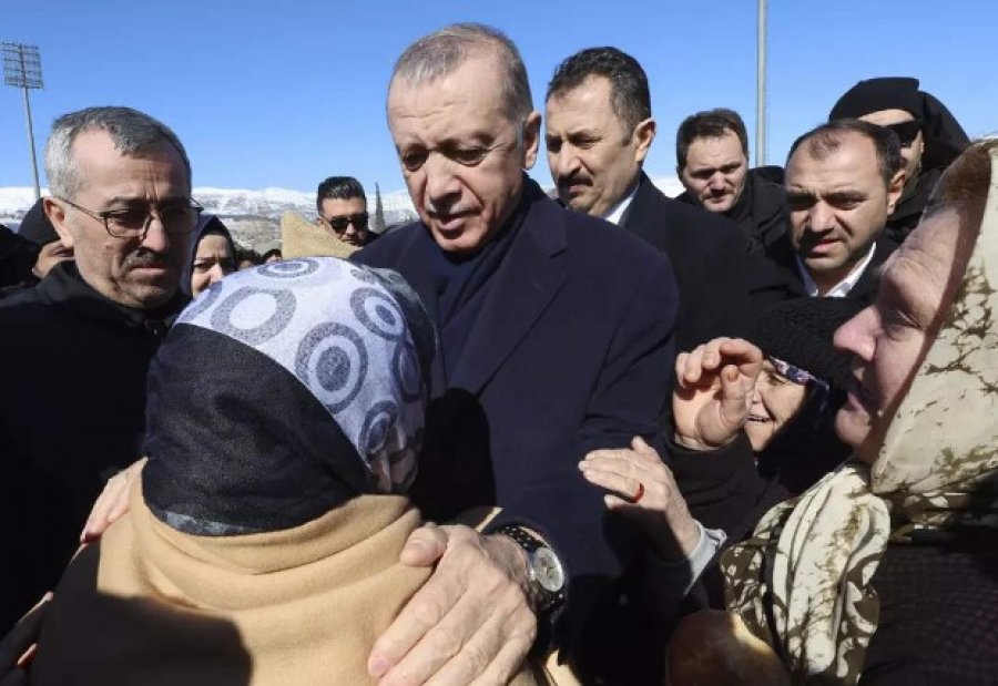 ‘Shteti reagoi vonë pas tërmetit’/ Erdogan në qendër të akuzave, mbi 9 mijë turq të vdekur
