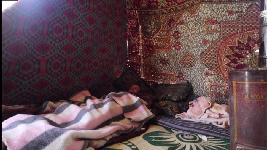 ‘Vajza më vdiq në krahë, si mund të jetoj?’/ Siriani humbi 20 anëtarë të familjes nga tërmeti