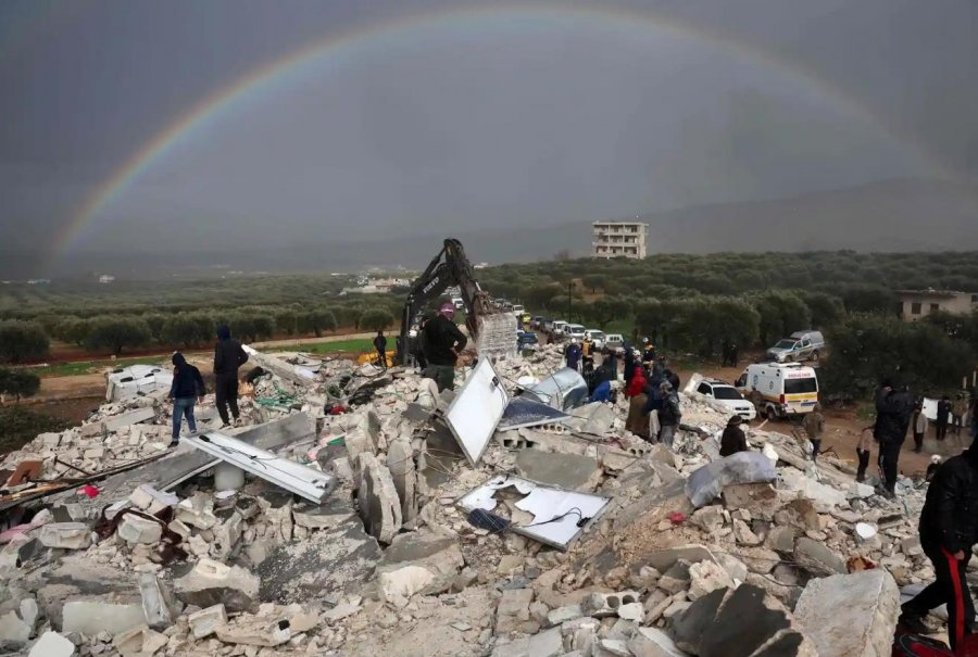 Rrëfimi prekës i sirianit që gërmon, duke shpresuar të gjejë gjallë ndonjërin prej 30 të afërmve