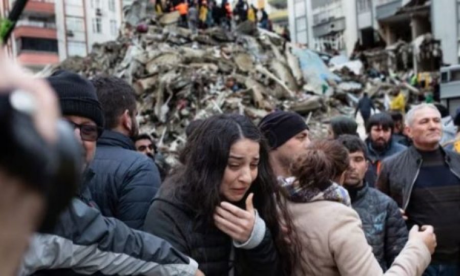 Rrëfimi i të mbijetuarit nga tërmeti në Turqi: Ka qenë tmerr, ndërtesat rrëzoheshin para syve tanë