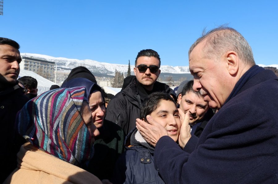 Erdogan takon të mbijetuarit në qytetin e shkatërruar, premton shtëpi të reja