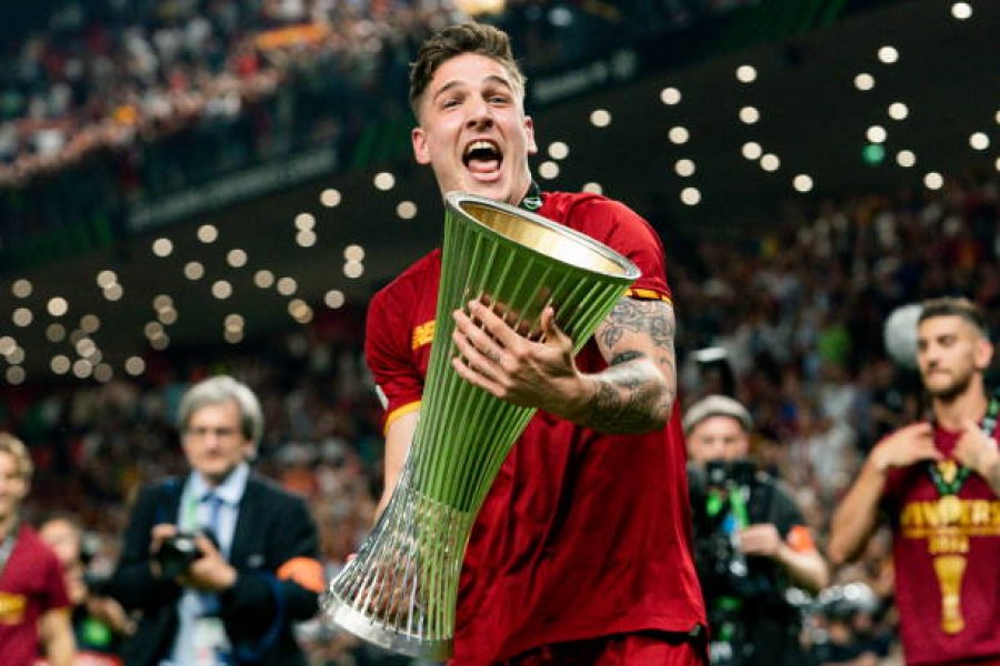Zaniolo përshëndetet me Romën, talenti italian kujton trofeun e fituar në Tiranë