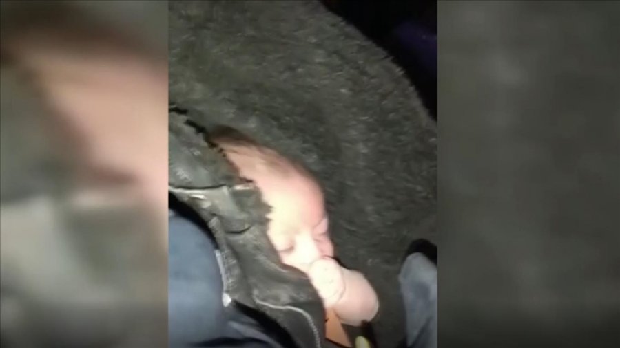 VIDEO/ Foshnja 2 muajshe shpëtohet mrekullisht, po thithte dorën e tij kur u nxor nga rrënojat
