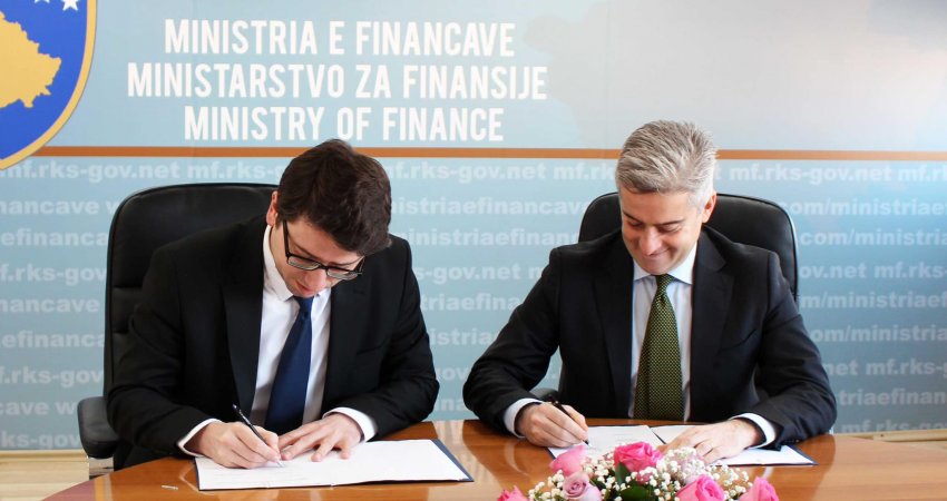 Nënshkruhet marrëveshja financiare prej 38 milionë euro për rehabilitimin e rrjetit hekurudhor në Kosovë