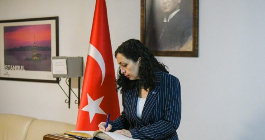 Presidentja Osmani nënshkruan Librin e Zisë për viktimat në Turqi e Siri