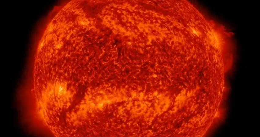 NASA kap një moment befasues, një pjesë e polit verior të diellit është shkëputur