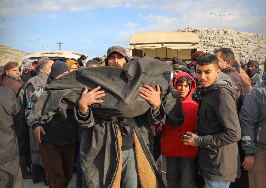 FOTO/ Dhimbje në kufi ndërsa trupat e viktimave siriane kthehen nga Turqia