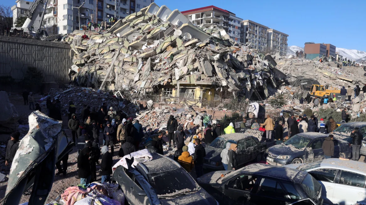 Tërmetet në Turqi dhe Siri: Mbi 15.800 të vdekur, Erdogani vihet në qendër të kritikave 