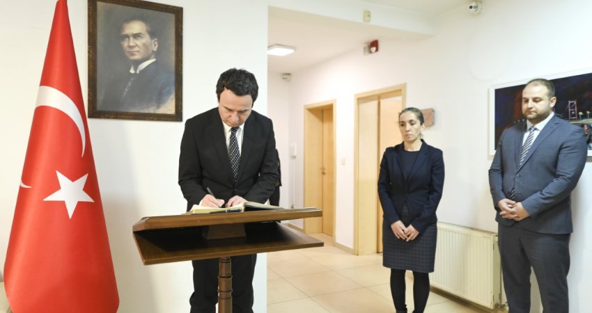 Kurti shpreh ngushëllime për viktimat e tërmetit në librin e zisë të hapur në Ambasadën e Turqisë