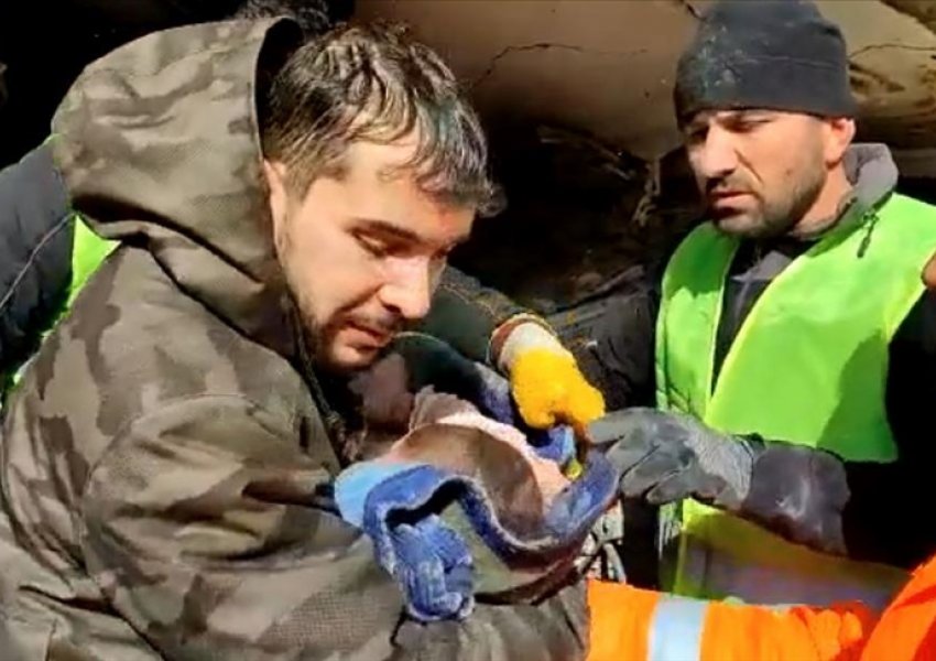 'Gjallë, është gjallë': Një tjetër foshnjë shpëtohet në provincën Sırnak pas dy ditësh në gërmadha