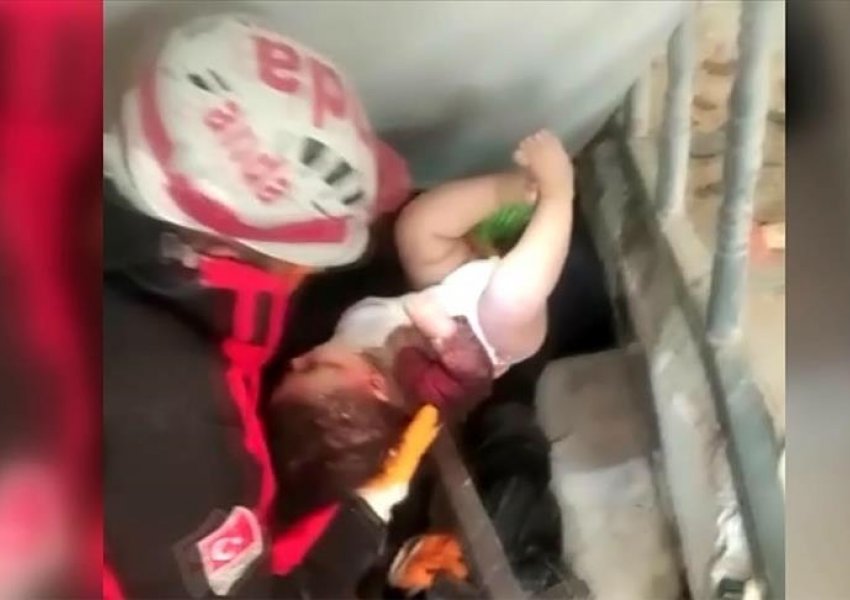 Turqi, foshnja katëmuajshe shpëtohet pas 57 orësh nën rrënoja në Hatay - FOTO