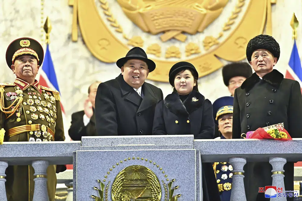 Kim Jong Un paraqet sërish të bijën 10-vjeçare bashkë me raketat në paradën e Koresë së Veriut