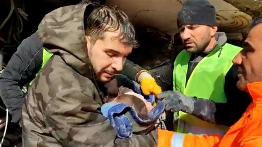 'Gjallë, është gjallë': Një tjetër foshnjë shpëtohet në provincën Sırnak pas dy ditësh në gërmadha