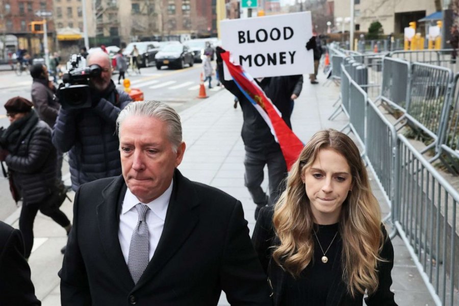 FOTO/ ‘Para gjaku’, McGonigal u prit me protesta në gjyqin e New Yorkut
