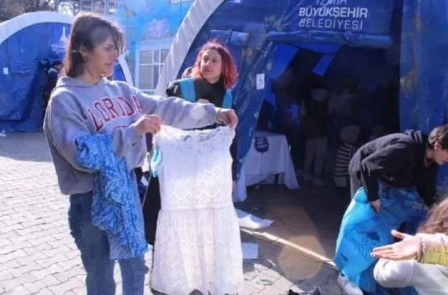 Turqi/ 'Rroba të grisura, qerpikë fals, rroba plazhi', vullnetarët indinjohen nga ato çfarë gjejnë në pakot e ndihmave 
