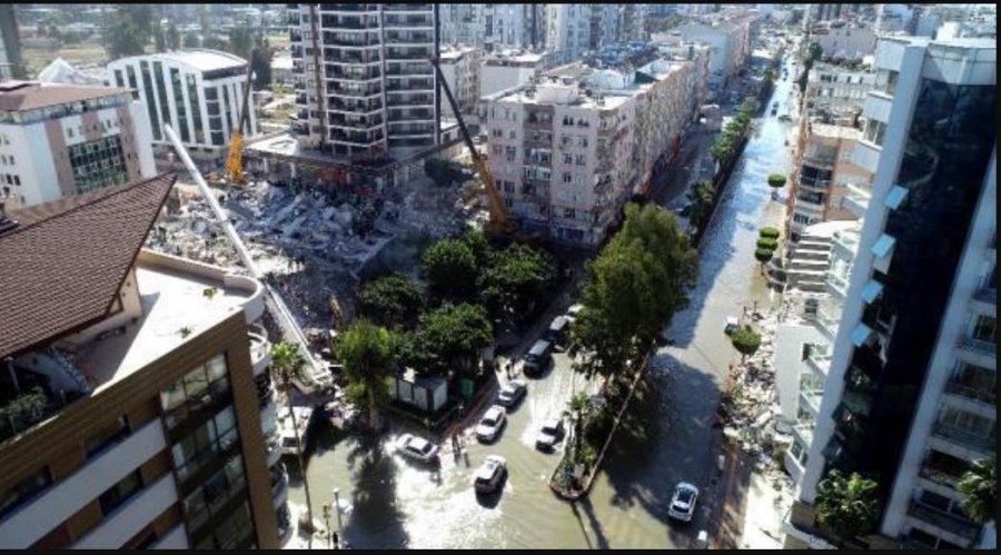 Nuk pati alarm për cunam, por qyteti turk qëndroi 3 ditë i përmbytur