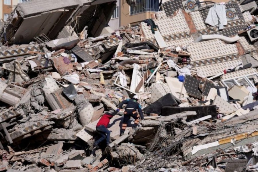 Tjetër mrekulli në Turqi/ Gruaja nxirret e gjallë pas më shume se 100 orësh nën rrënoja